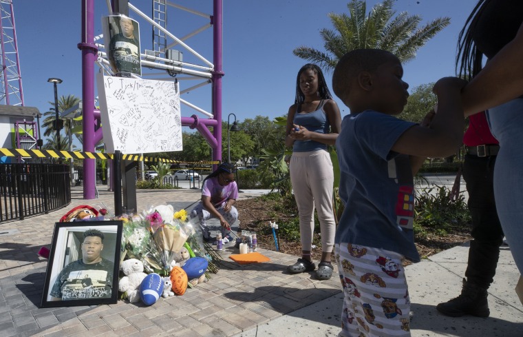 Memorial por Tyre Sampson, de 14 años, que murió al caer de la atracción Free Fall en el parque ICON de Orlando, Florida, el 26 de marzo de 2022.