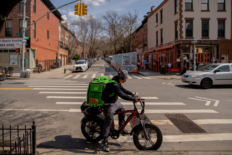 Un repartidor de Uber Eats conduce una bicicleta eléctrica por el barrio de Park Slope, en el distrito neoyorquino de Brooklyn, el viernes 26 de marzo de 2021.