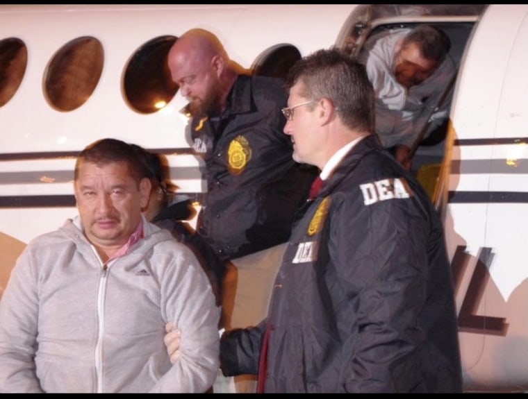 Steve Balog bajando del avión a Miguel Arnulfo Valle Valle el 18 de diciembre de 2014 en Miami, Fl durante su extradición.