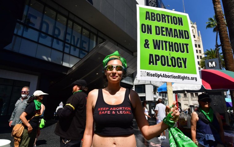 Una activista sostiene un cartel mientras participa en una manifestación por el derecho al aborto en Hollywood, California, el 9 de abril de 2022.