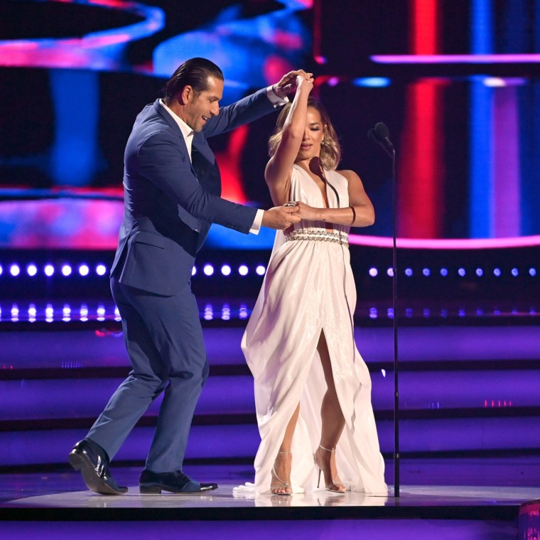 Adamari López bailando con Gregorio Pernía en los Latin American Music Awards 2022