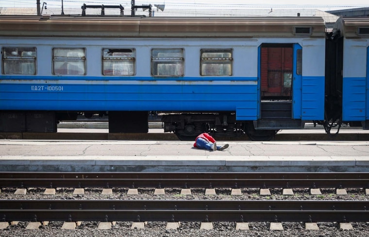 Una víctima yace en la plataforma después de un ataque con cohetes en la estación de tren en la ciudad oriental de Kramatorsk, en la región de Donbass el 8 de abril de 2022.