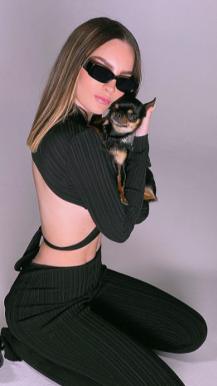 Belinda posa con su perro 4, al cual 'adoptó' con Christian Nodal, su exnovio.
