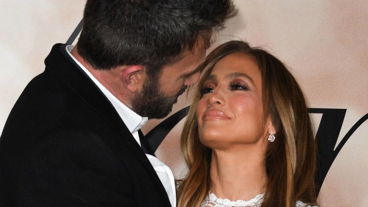 Ben Affleck y Jennifer Lopez, intercambiando miradas en el estreno de 'Marry Me'.