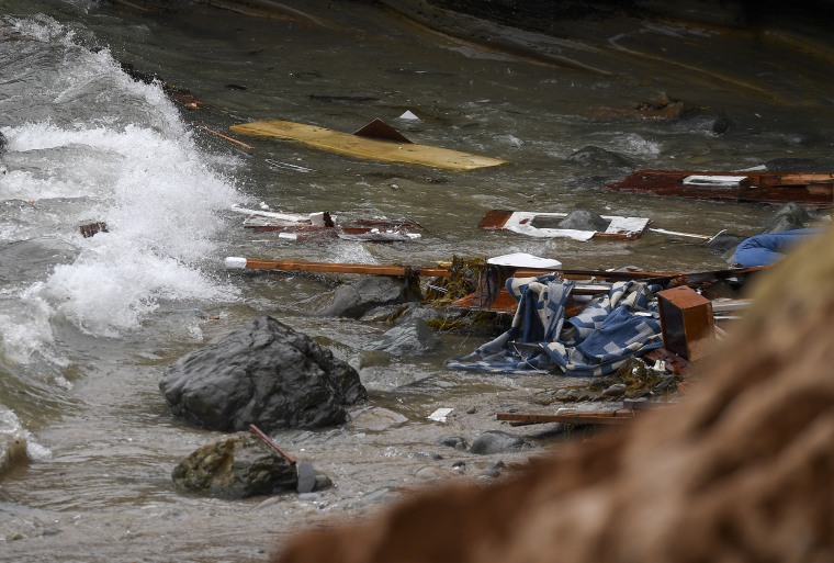 Los restos de un bote con migrantes que se accidentó frente a las costas de San Diego en mayo de 2021 dejando tres muertos.
