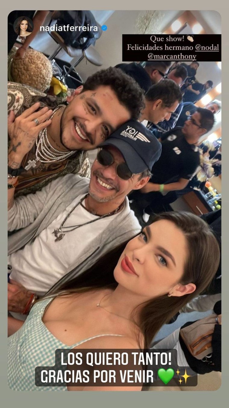 Christian Nodal con Marc Anthony y su novia, Nadia Ferreira, en la Feria de San Marcos, en Aguascalientes, México.