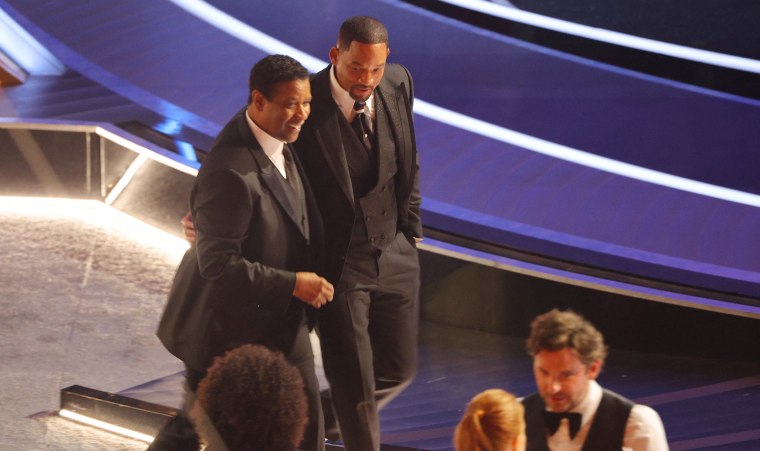 Denzel Washington walks with Will Smith