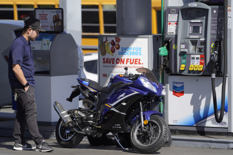 El precio de la gasolina regular superó en abril un promedio de 4 dólares por galón en Estados Unidos, algo que no ocurría desde 2008.