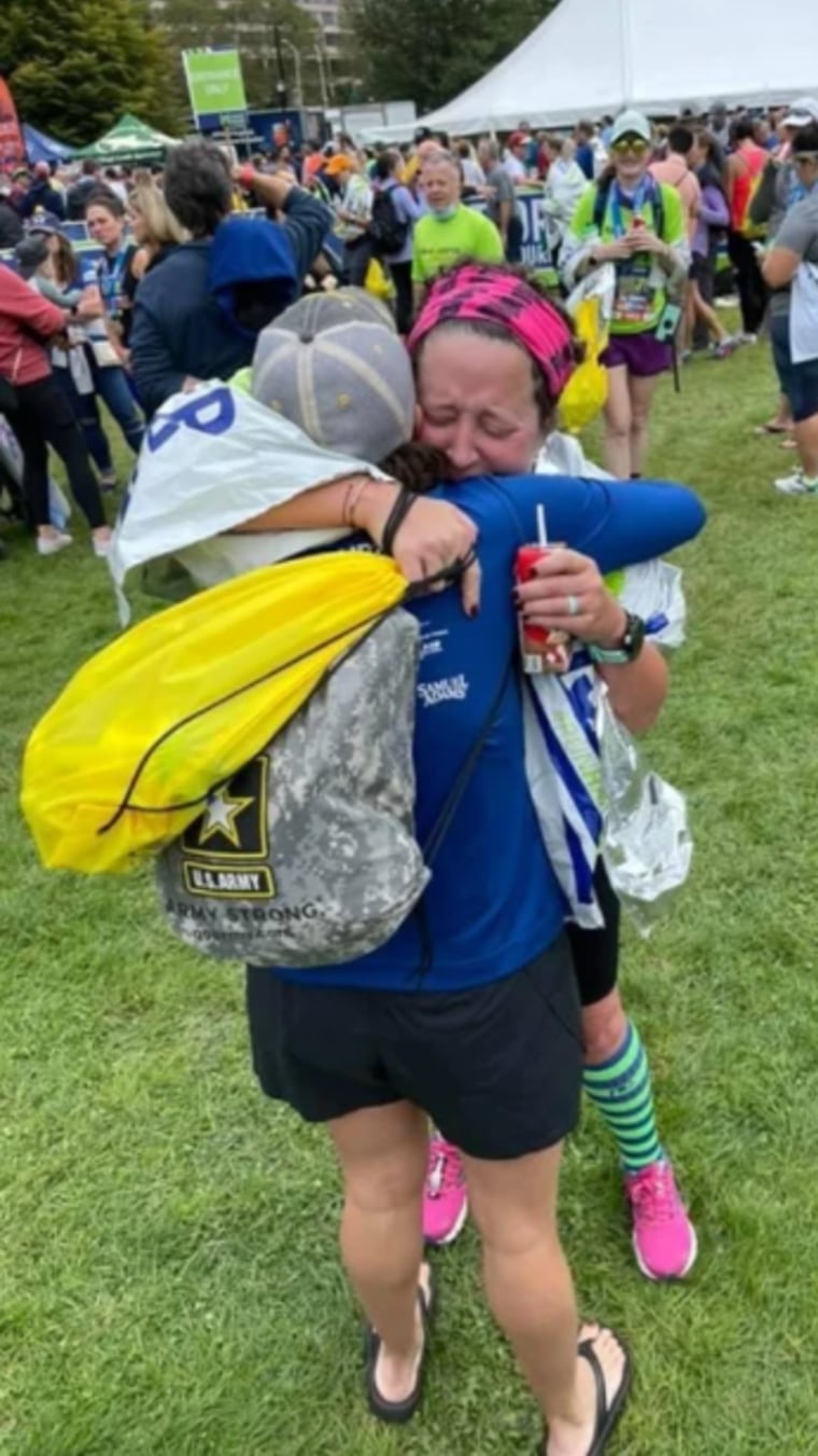 Heidi Richard abraza a su enfermera de oncología después de correr el medio maratón de Hartford en Connecticut en octubre de 2021.