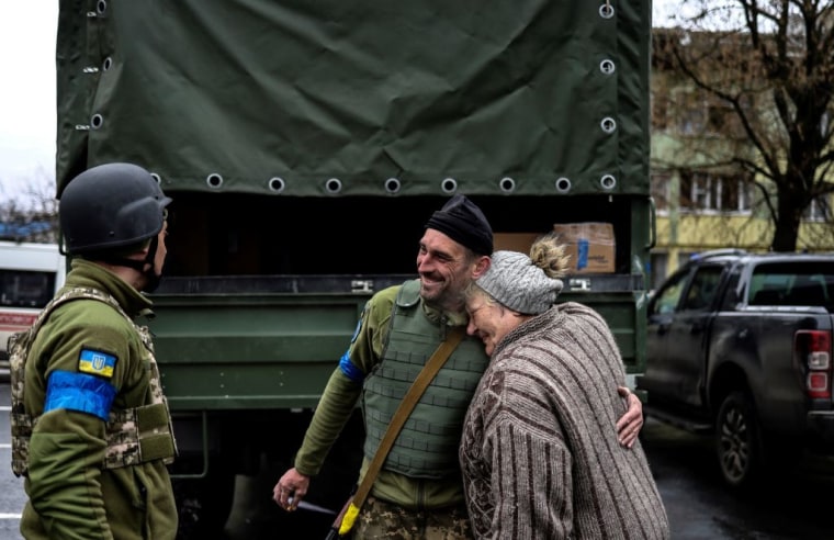 Una mujer abraza a un soldado ucraniano en Bucha, al noroeste de Kiev, el 2 de abril de 2022.