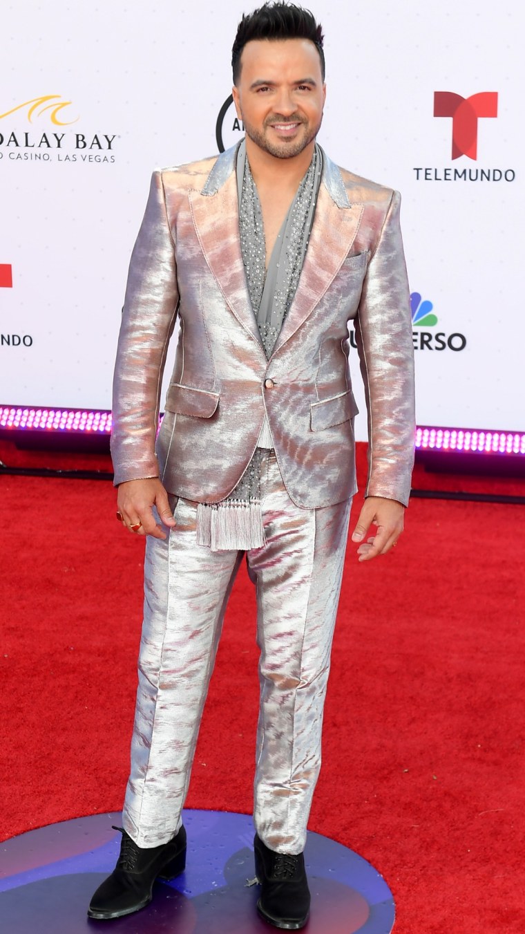 Luis Fonsi en la alfombra roja de los Latin American Music Awards 2022.