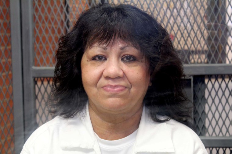 La estadounidense de origen mexicano sentenciada a muerte, Melissa Lucio, posa para Efe tras una pantalla de vidrio y rodeada de rejas, durante una entrevista realizada el 29 de marzo en la cárcel de Mountain View en Gatesville, Texas.
