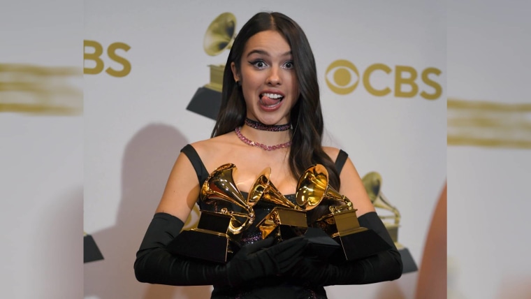 Olivia Rodrigo con los tres premios que ganó en los Grammys 2022.