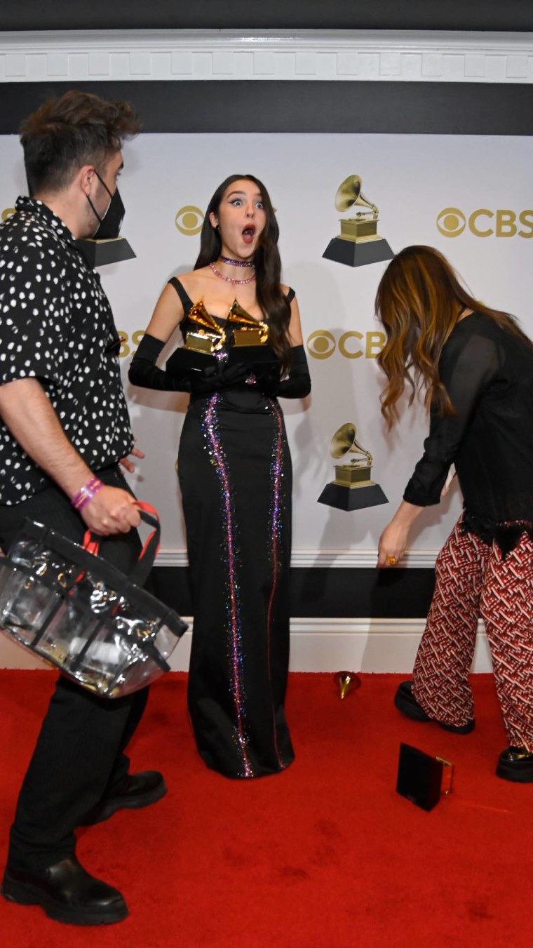 Olivia Rodrigo rompió uno de los tres premios que ganó en los Grammys 2022.