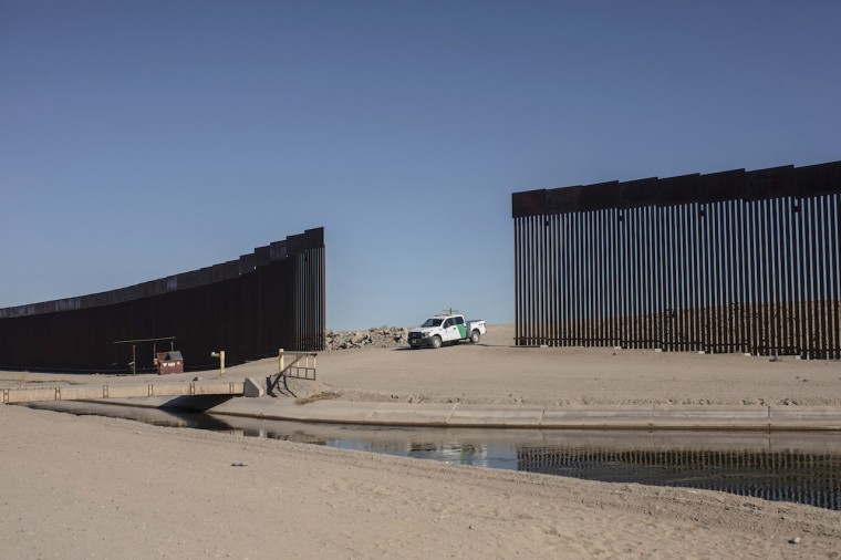 Un vehículo de Border Patrol resguarda un paso del muro fronterizo en el sector de Los Algodones, México, en una imagen de diciembre del 2021.
