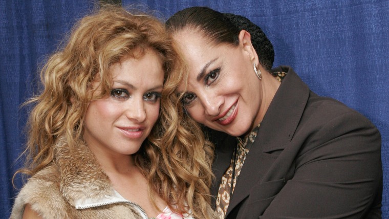 Paulina Rubio con su mamá Susana Dosamantes, actriz mexicana.