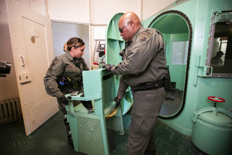 El Departamento de Correccionales y Rehabilitación de California quita una silla de la cámara de pena de muerte en la prisión estatal de San Quentin en California, el 13 de marzo de 2019.