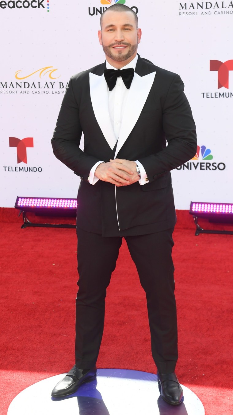 Rafael Amaya en la alfrombra roja de los Latin American Music Awards 2022.