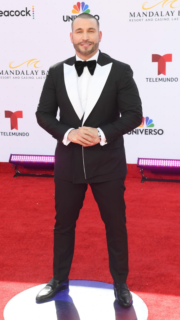 Rafael Amaya en la alfombra roja de los Latin American Music Awards 2022
