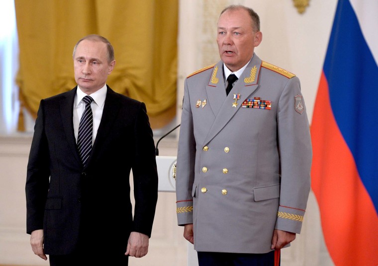 En esta foto tomada el 17 de marzo de 2016, el presidente ruso, Vladimir Putin, a la izquierda, posa con el coronel general Alexander Dvornikov durante una ceremonia de premiación en el Kremlin de Moscú, Rusia.
