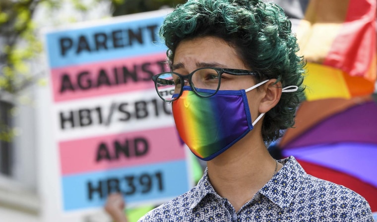 Elijah Baay, estudiante trans, asiste a una protesta en la Legislatura de Alabama contra los proyectos de ley que restringen los derechos de las personas transgénero el 30 de marzo de 2021 en Montgomery, Alabama.