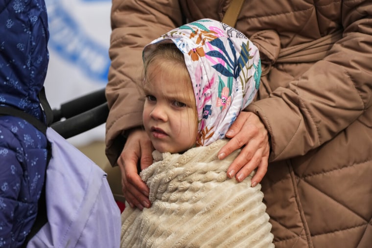 Una niña refugiada esperaba en una fila después de escapar de la guerra en Ucrania, el 10 de abril de 2022, en un cruce fronterizo en Medyka, Polonia.