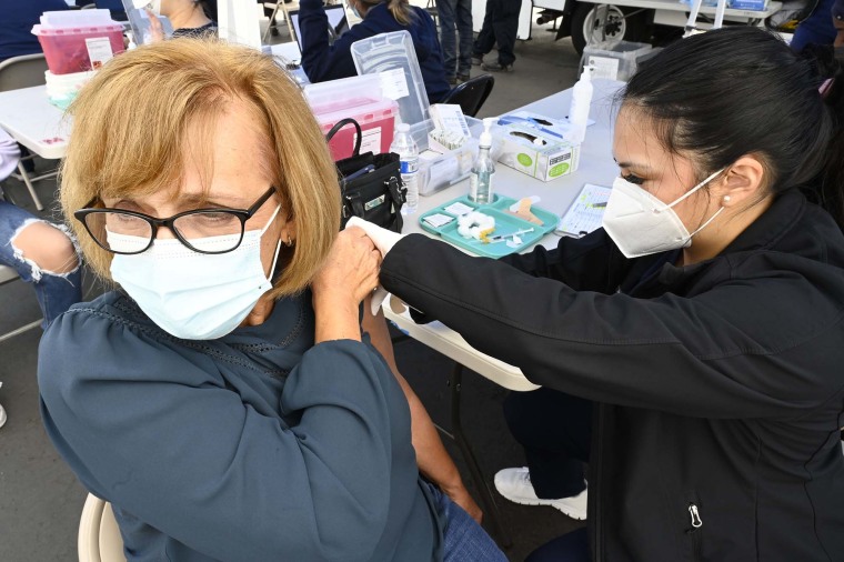 Cathy Dozal recibe su segunda vacuna de refuerzo contra COVID-19, que fue recientemente autorizada en EE.UU. para mayores de 50 años, en Long Beach City College en Long Beach el miércoles 30 de marzo de 2022.