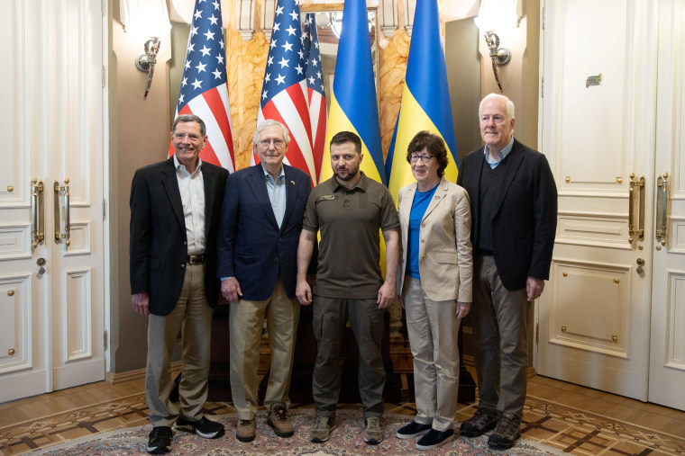 El presidente de Ucrania, Volodymyr Zelenskiy, posa para una foto con el líder de la minoría del Senado de Estados Unidos, Mitch McConnell, y los senadores republicanos Susan Collins y John Cornyn en Kiev, Ucrania, el 14 de mayo de 2022.