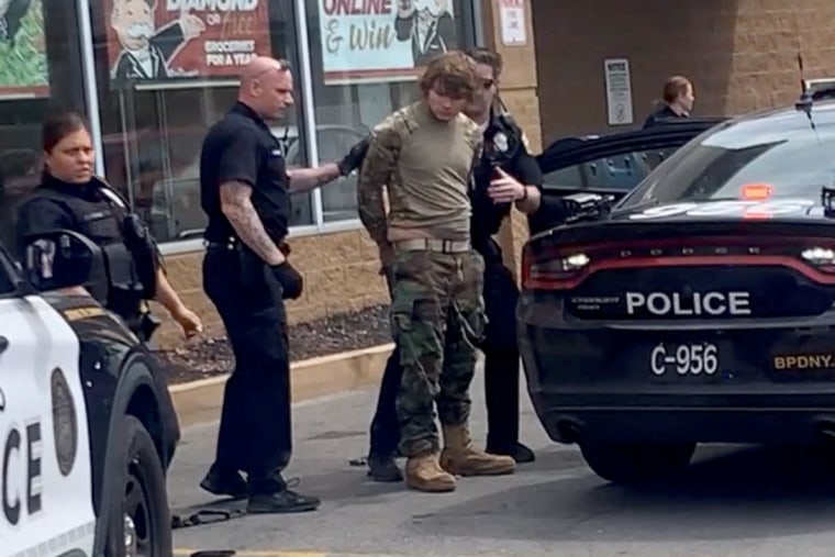 Payton Gendron es detenido tras un tiroteo masivo en el estacionamiento de Tops Market, en Buffalo, Nueva York el 14 de mayo de 2022.