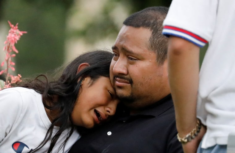 Un hombre y una niña lloran afuera del Centro Cívico Sgt Willie de Leon, donde los estudiantes habían sido transportados desde la escuela primaria Robb después de un tiroteo, en Uvalde, Texas, EE.UU. 24 de mayo de 2022.  
