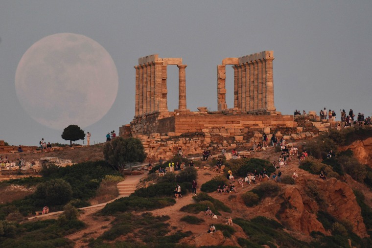 TOPSHOT-GREECE-ASTRONOMY-MOON-ARCHAEOLOGY-TOURISM