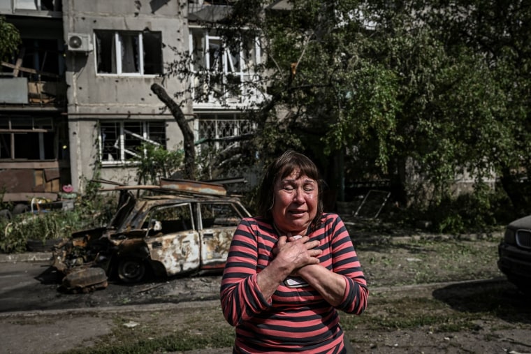 Image: A woman cries outside a damaged apartment building after a strike in the city of Slovyansk at the eastern Ukrainian region of Donbas on May 31, 2022.