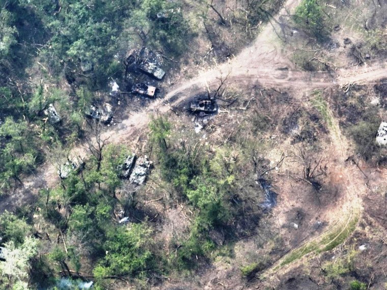 Des images publiées par les forces armées ukrainiennes semblent montrer des chars russes détruits le long d'un chemin de terre au bord de la rivière. 