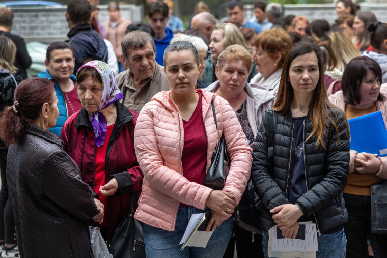 Vùng Kryvyi Rih, nơi có ngành công nghiệp và Zelensky, cung cấp viện trợ và nơi ẩn náu cho những người phải di dời