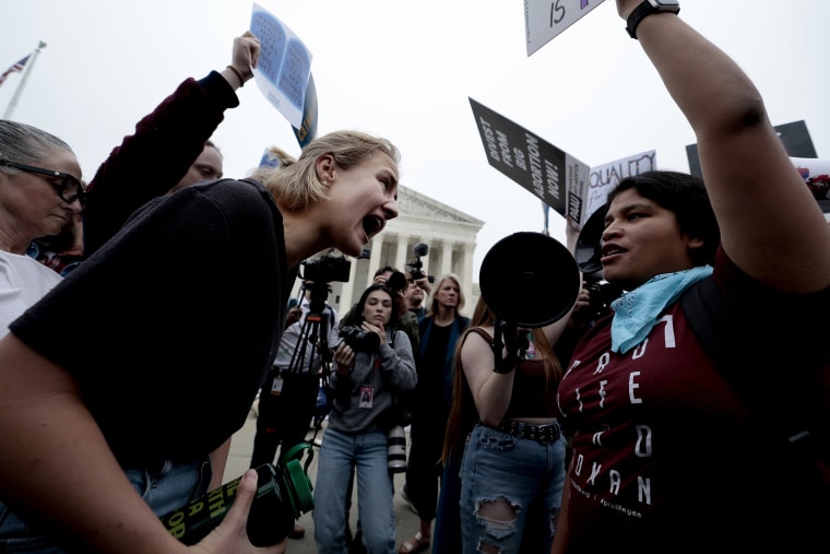 Image: Pro-choice and anti-abortion activists demonstrate outside the Supreme Court on May 3, 2022.