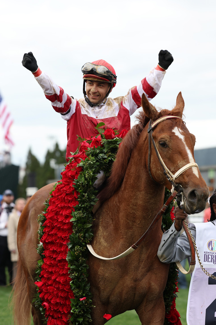 Jockey Sonny Leon ͧ㹢зҢ Rich Strike ǧͧ骹ѧҡѺªҧ觤駷 148 ͧ Kentucky Derby  Churchill Downs ѹ Louisville, Kentucky