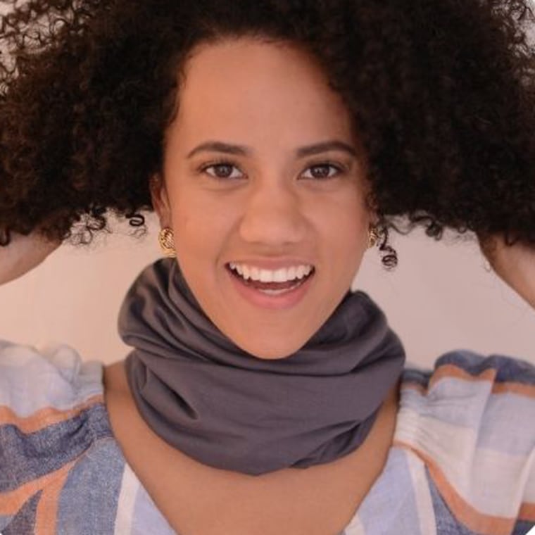 Charlene Peña designed the Afrona, a hat that fully covers curly hair and protects it without flattening it.