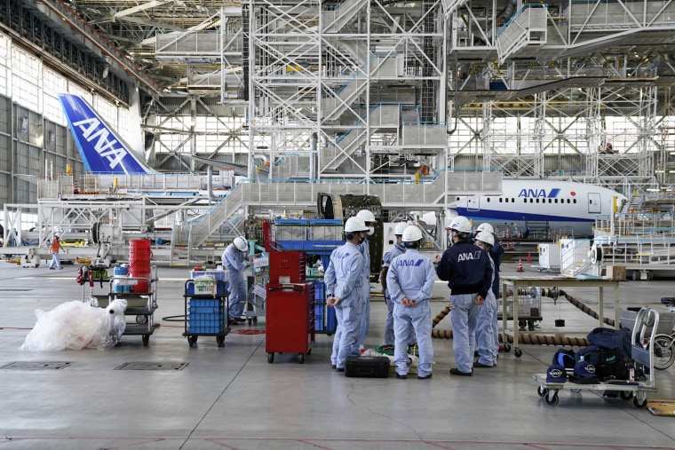 Technical workers in front of a Boeing 787