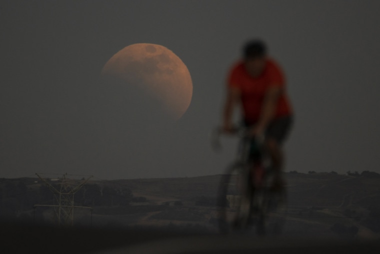 Image: blood moon, lunar eclipse