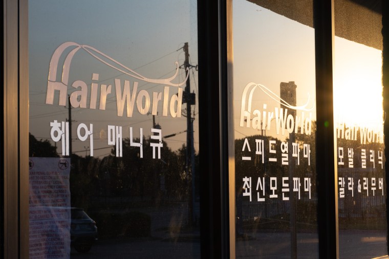 Salon Hair World w Dallas w Teksasie 15 maja 2022 r.