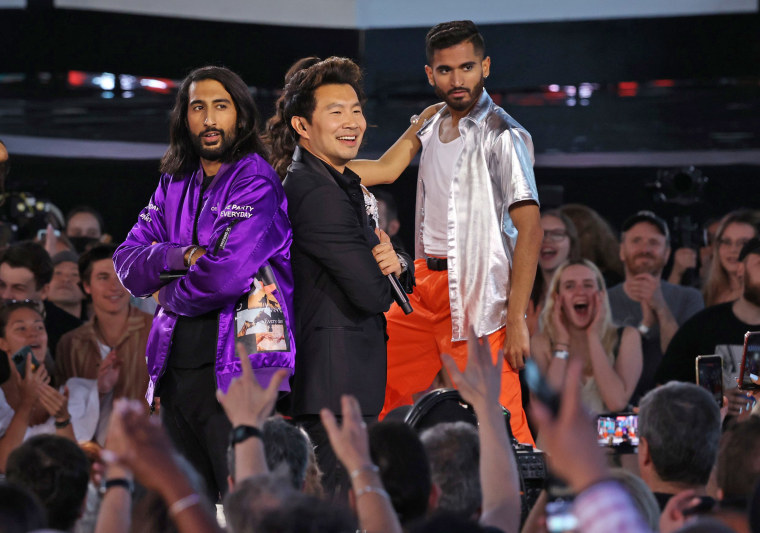 Tesher and Simu Liu pose onstage during the JUNO Awards in Toronto on May 15, 2022.