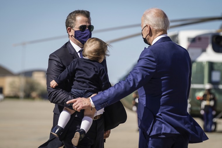 Prezydent Joe Biden rozmawia ze swoim synem Hunterem Bidenem, gdy trzyma swojego wnuka Beau Bidena, gdy idą na pokład Air Force One w bazie lotniczej Andrews w stanie Maryland, 26 marca 2021 r.