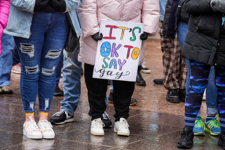 Na zewnątrz Ohio Statehouse ludzie protestują przeciwko HB 616, ustawie Ohio „Don't Say Gay”, 9 kwietnia 2022 r.
