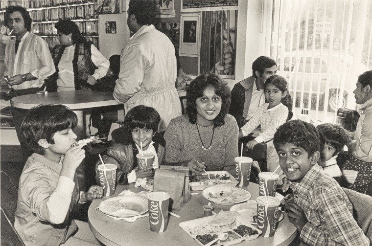 Ludzie jedzący w Food and Flavour na Devon Avenue w Chicago, grudzień 1984 r.