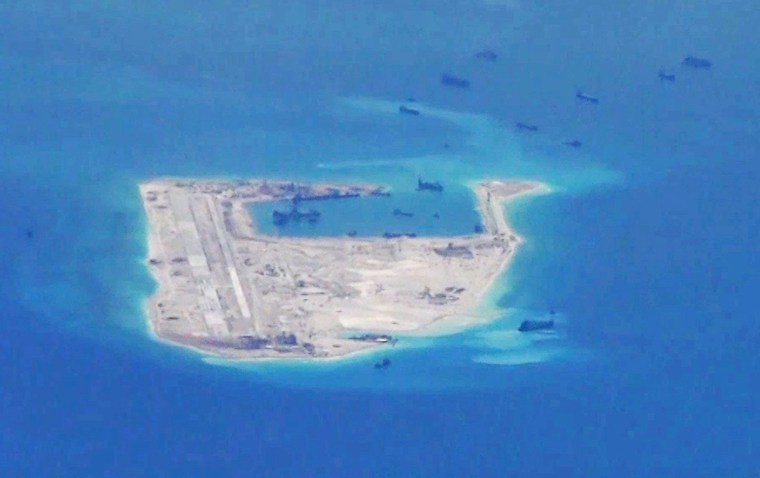 Zdjęcie: Zdjęcie z pliku wideo Marynarki Wojennej Stanów Zjednoczonych rzekomo pokazuje chińskie statki pogłębiające w wodach wokół rafy Fiery Cross na spornych wyspach Spratly