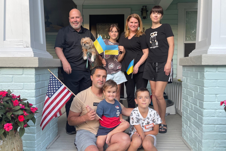 John et Lisa Monaco, autoproclamés "nids vides," a ouvert sa maison de Tampa en avril à Masha et Vladimir Halytska et aux trois enfants du couple. "Maintenant, nous avons des jouets, des poussettes et des chaussures partout," Jean a dit. "Je l'aime!"