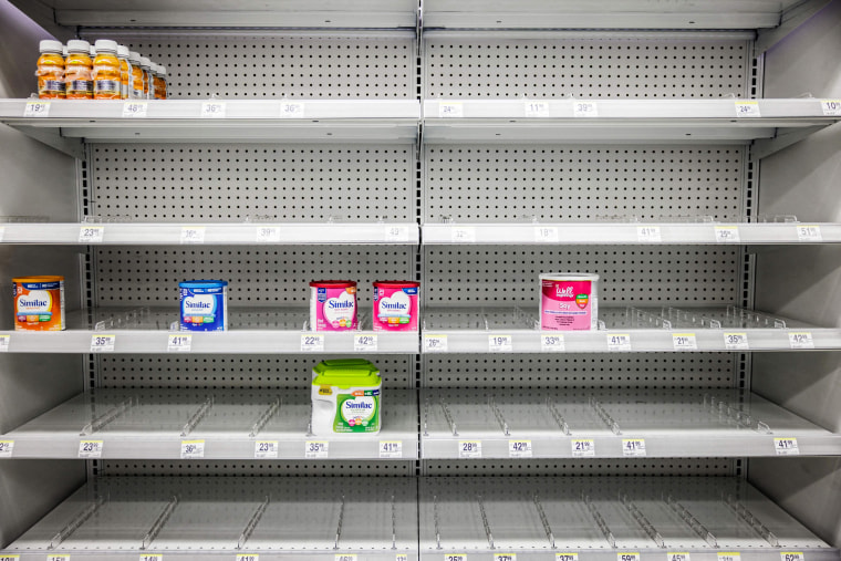 Image: Des étagères normalement destinées aux préparations pour nourrissons sont presque vides dans un magasin du centre-ville de Washington, DC, le 22 mai 2022.