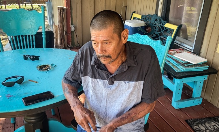 Juan Alvarez, 62 ans, dans la maison qu'il partage avec la mère de Ramos à Uvalde, au Texas.