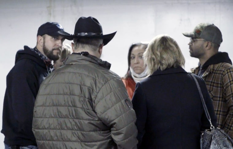 Zdjęcie: Na zrzucie ekranu zrobionym z wideo Stewart Rhodes z Oath Keepers w kowbojskim kapeluszu i Enrique Tarrio po prawej w garażu w Waszyngtonie w nocy 5 stycznia 2021 r.