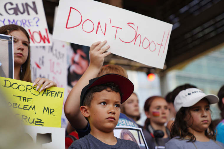 Młodzi protestujący przed corocznym spotkaniem NRA w Houston.